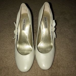 Steve Madden Bone Cream Almond Toe Pumps 💛